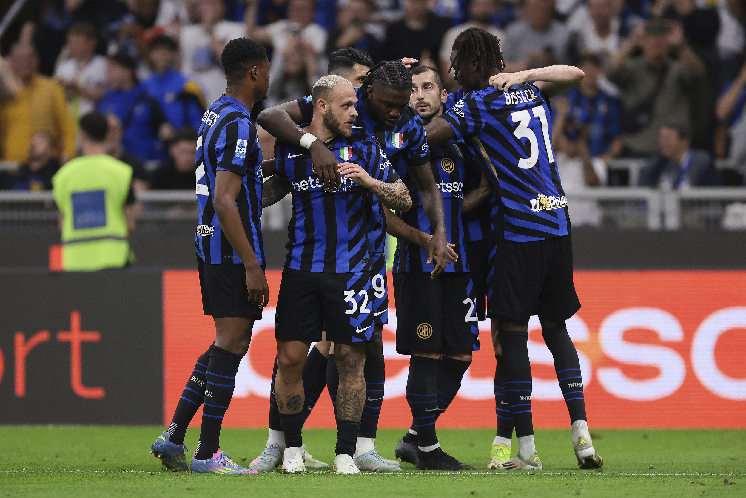 开云中国-今夜罗马备战德甲，内部沟通细节曝光，引发热议，年轻球员得到机会