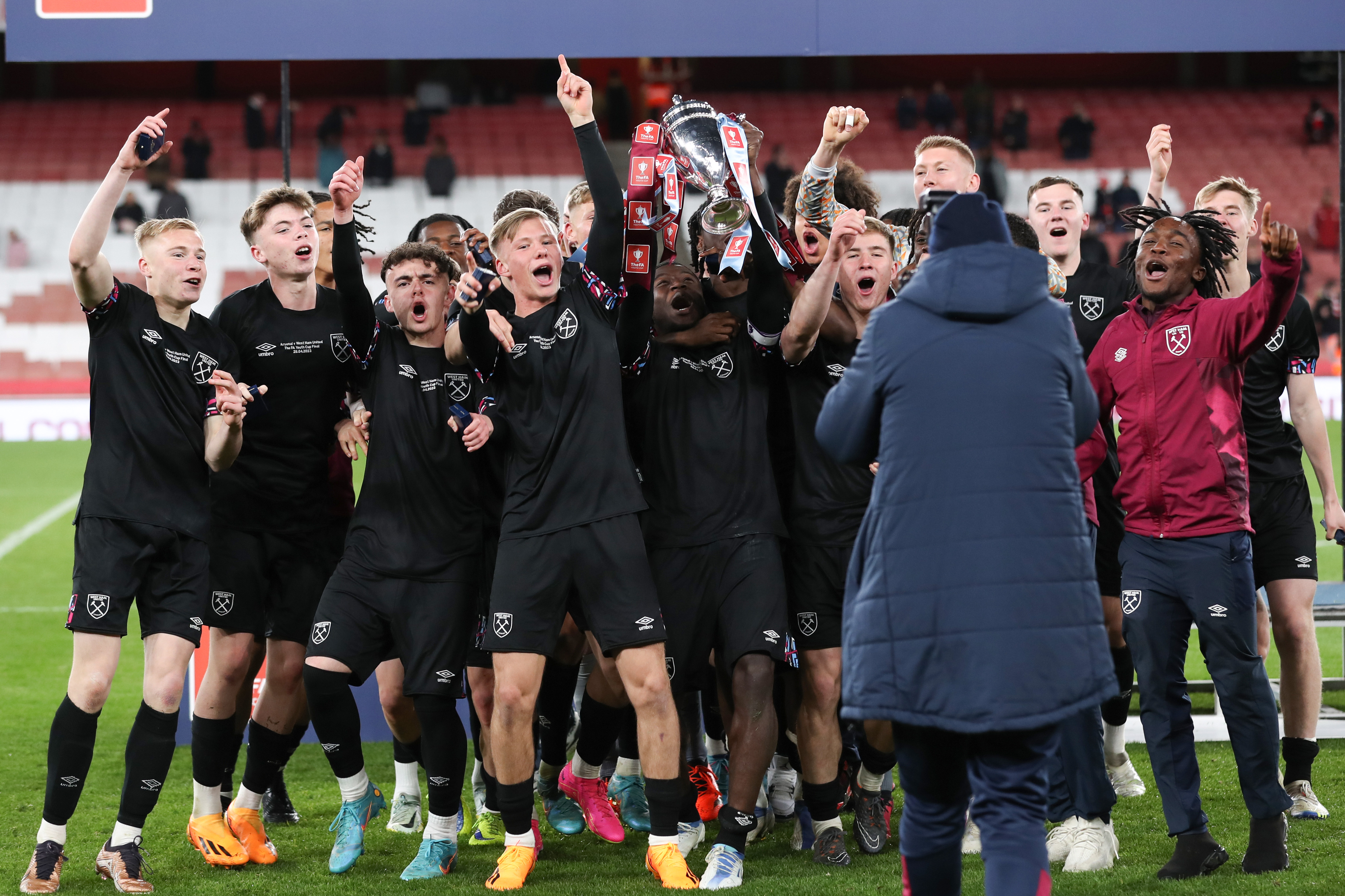 开云体验APP官网入口-太狠了！里程碑夜西汉姆防线松动赛前浙江队调整名单以备足总杯，莱万多夫斯基与40激战中国队分钟