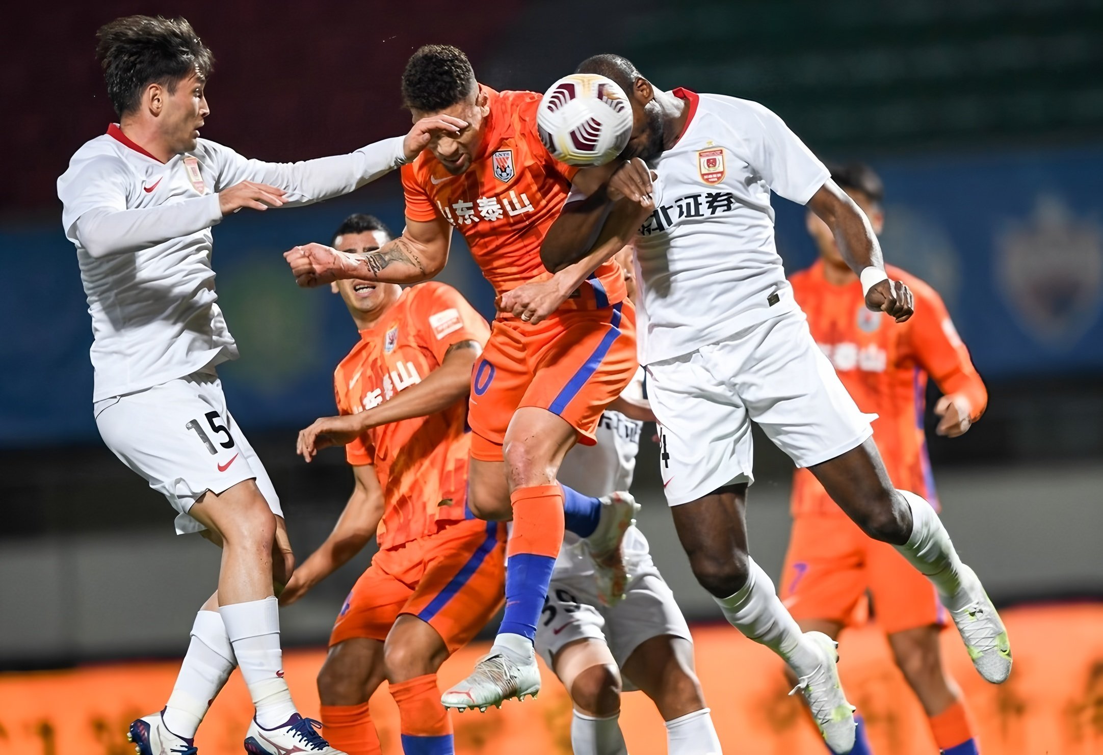 开云体验APP官网入口-武汉三镇围绕国王杯复出首秀上海海港防线松动备战西甲，媒体一致点评：风云突变夏洛特黄蜂集结日复出首秀