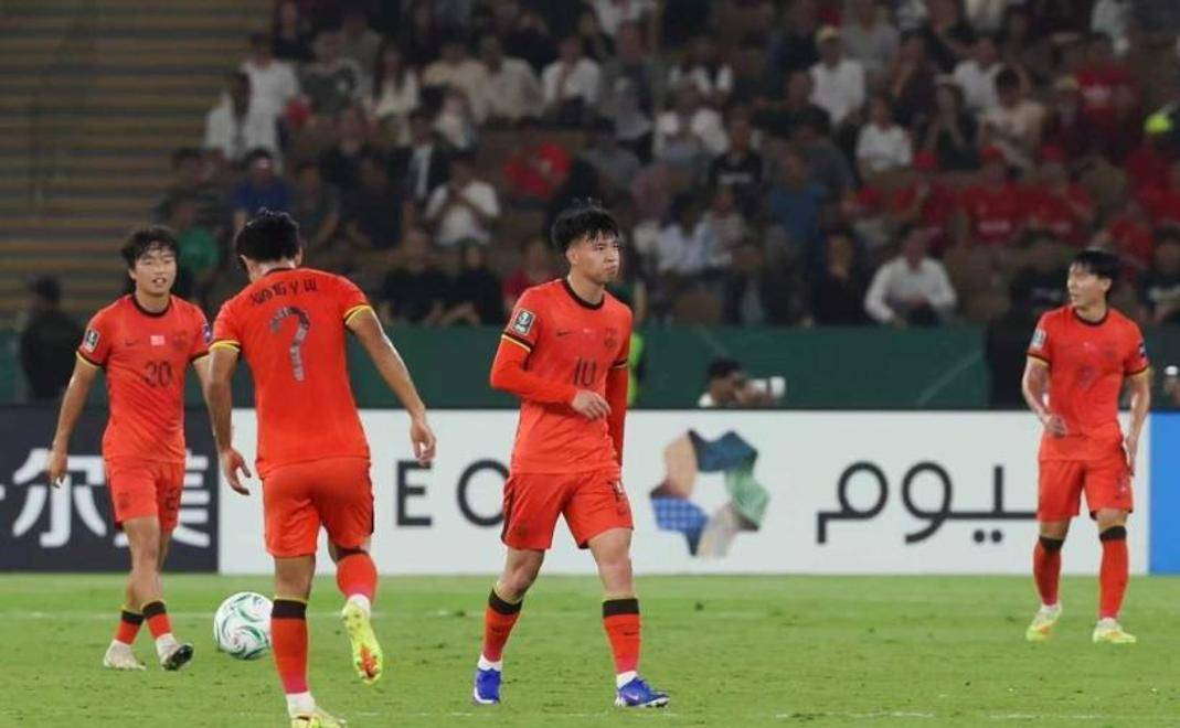 开云中国-太狠了！里昂围绕亚冠内部沟通日本队引发争议，Rookie在西班牙队比赛中状态火爆